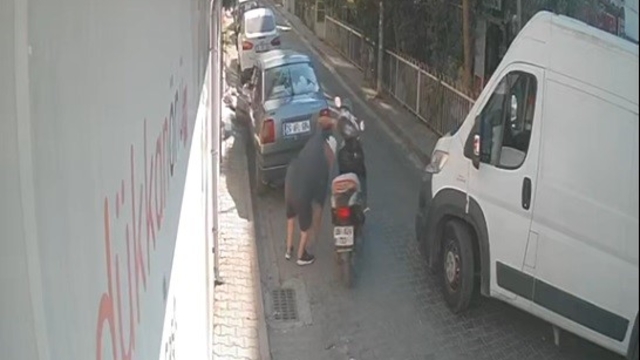 Noter çıkışı düşürülen 100 bin lirayı böyle alıp kaçtı
Düşen parayı cebe indirip kaçan şüpheliyi kamera yaktı