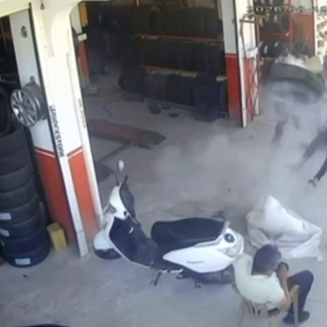 Lastik tamir sırasında bomba gibi patladı
Savrularak yere düşen işçi, olayı...