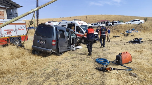 Elazığ'da hafif ticari araç tarlaya uçtu:5 yaralı