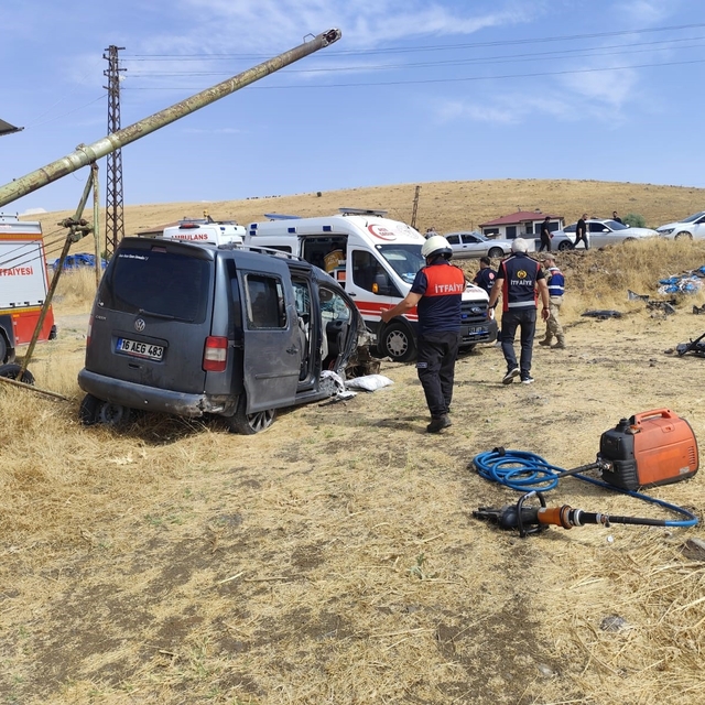 Elazığ'da hafif ticari araç tarlaya uçtu:5 yaralı