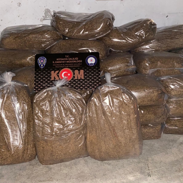 Kütahya'da 2 araca kaçakçılık operasyonu: 1 ton 716 kilo tütün ele geçirild...