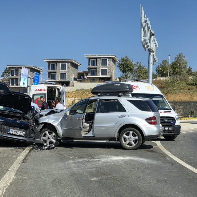 Yalova'da 2 otomobil çarpıştı: 4 yaralı