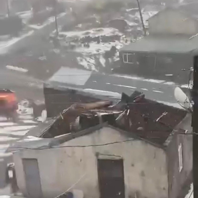 Çıldır'daki fırtınada 28 yapı hasar gördü