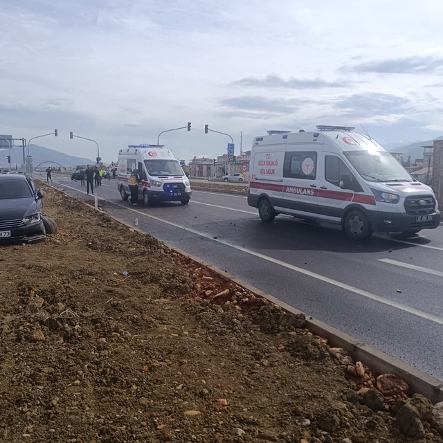 Gaziantep'te 2 otomobil kavşakta çarpıştı
Araçlarda bulunan 6 kişi kazayı y...