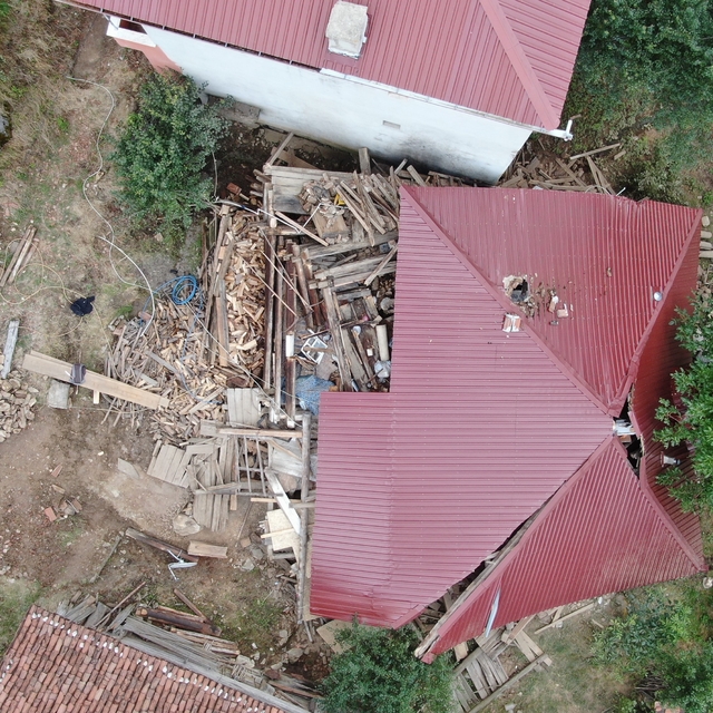 Kastamonu'da tadilat yapılan köy evi çöktü, içeride mahsur kalarak yaralana...