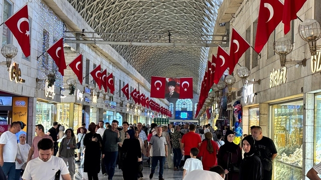 Bursa'da Tarihi Kapalı Çarşı Türk bayraklarıyla donatıldı