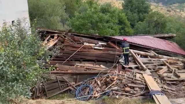 Tadilat yapılan 2 katlı köy evi çöktü; 5 yaralı
