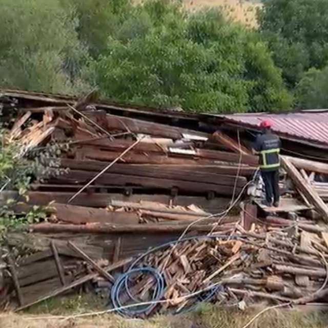 Tadilat yapılan 2 katlı köy evi çöktü; 5 yaralı
