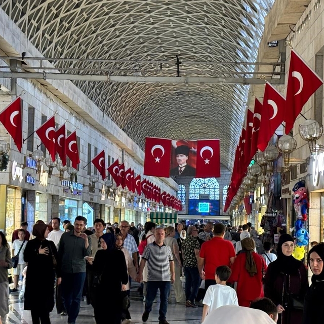 Bursa'da Tarihi Kapalı Çarşı Türk bayraklarıyla donatıldı