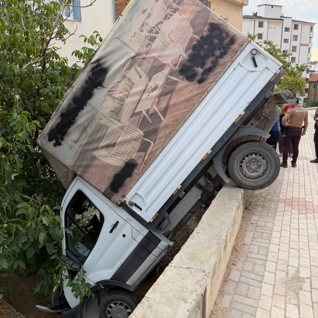 Kamyonet bahçeye uçtu: 1 yaralı