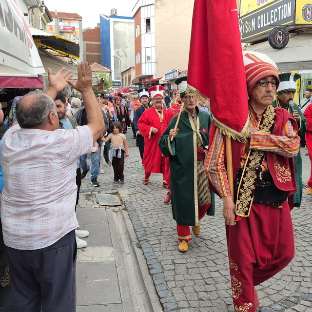 Mehteran takımını gören adam adeta çocuklar gibi sevindi
Korteji "hoş geldi...