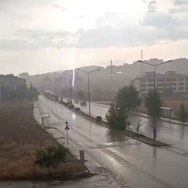 Elazığ'da yıldırım düşme anı kamerada