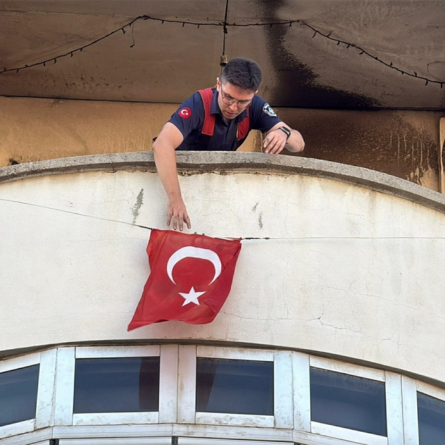 Apartmanın çatısındaki yangında 2 çocuk dumandan etkilendi