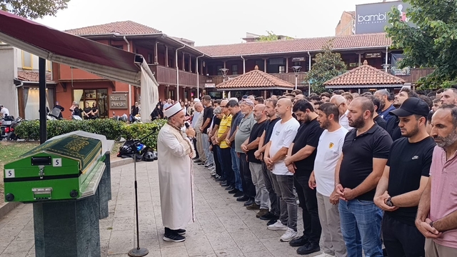 Üniversite hayali yarım kaldı: Arkadaşları tabutunu omuzladı
20 yaşındaki Talha, kazada hayatını kaybetti