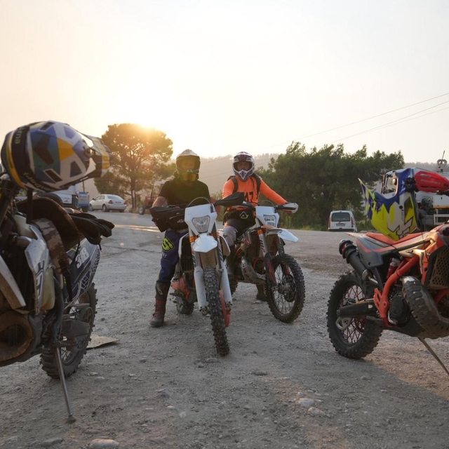 Motorlarını yarış için değil ateş savaşçıları için sürdüler