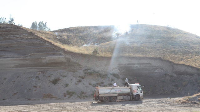 Ahlat'ta örtü yangını büyümeden söndürüldü