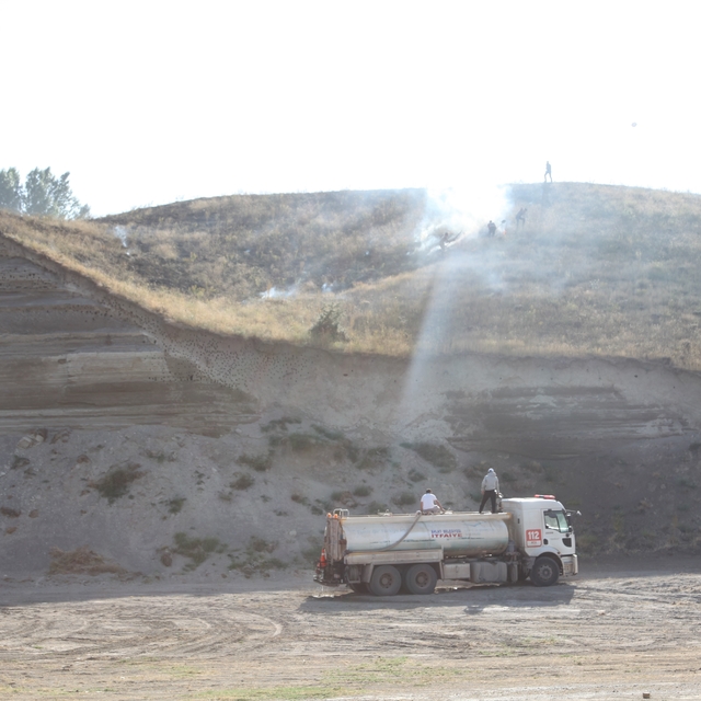Ahlat'ta örtü yangını büyümeden söndürüldü