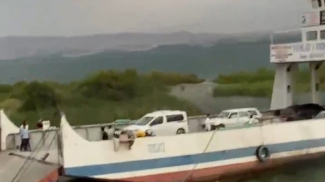 Fırtına feribotun iskeleyeye yanaşmasına izin vermedi