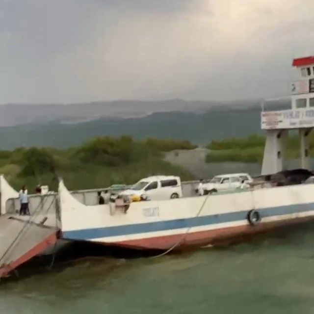 Fırtına feribotun iskeleyeye yanaşmasına izin vermedi