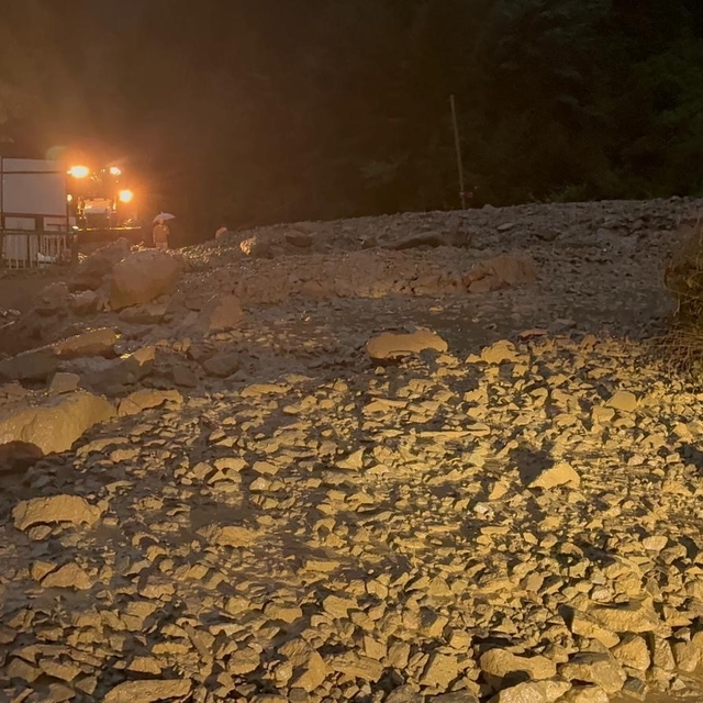 Trabzon'da aşırı yağış dereyi taşırdı, yol ulaşıma kapandı
