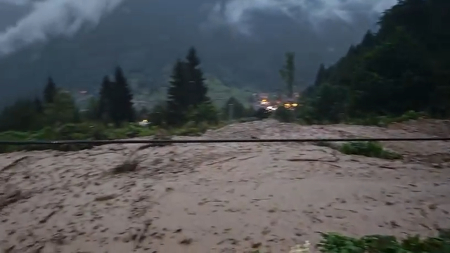 Trabzon'da etkili sağanak; Uzungöl'de taşkın