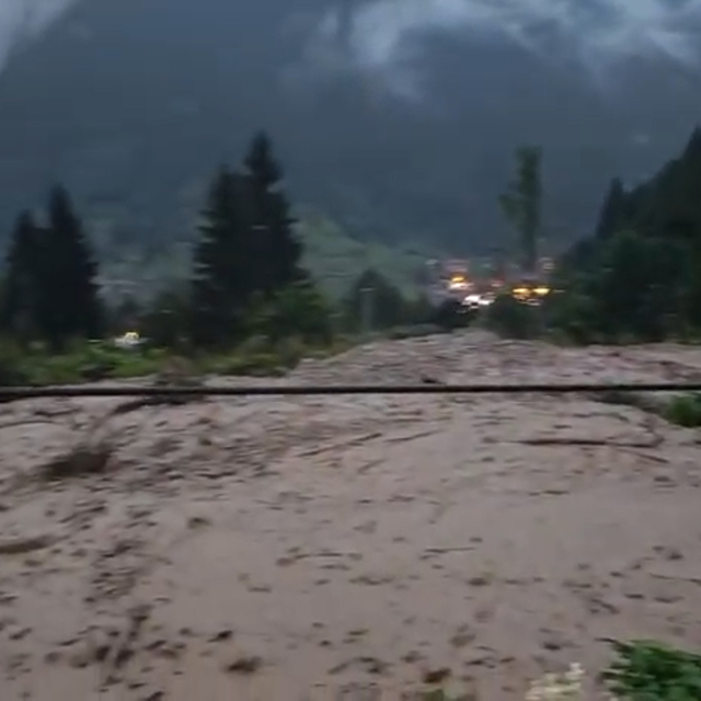 Trabzon'da etkili sağanak; Uzungöl'de taşkın