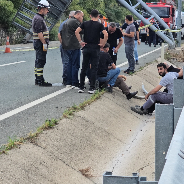 Karabük-Bartın yolunda feci kaza: 2 ölü
İş makinesi yüklü çekici karşı şeri...