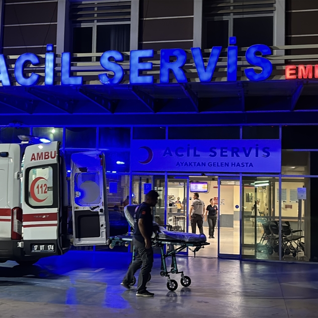 Çanakkale'de evinde rahatsızlanan komedyen Cem Yılmaz hastaneye kaldırıldı