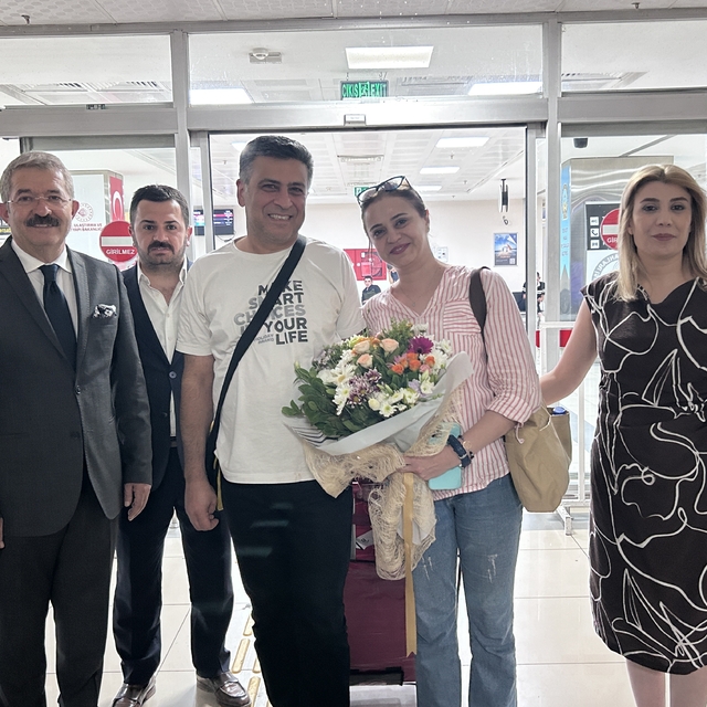 Tahran'dan Van'a direkt uçuşlar başladı: İlk turist kafilesi çiçeklerle kar...