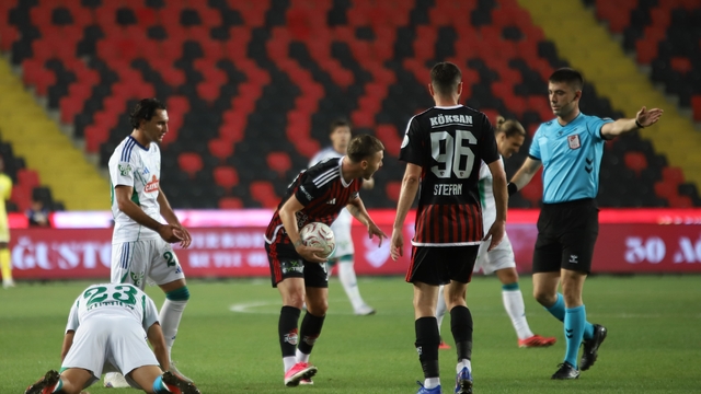 Trendyol Süper Lig: Gaziantep FK: 0 - Çaykur Rizespor: 2 (İlk yarı)