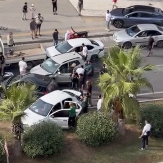 Mersin'de 7 araçlı zincirleme kaza: 3 yaralı