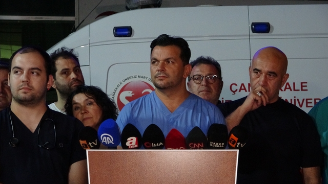 Çanakkale'de kalp krizi geçiren Cem Yılmaz anjiyo oldu, 2 gün hastanede kalacak
Prof. Dr. Ercan Akşit: "Şu an durumu stabil. 2 gün boyunca takibini burada devam ettirmeyi planlıyoruz"