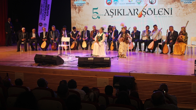 Türkiye ve Türk Dünyası'ndan aşıklar aynı sahnede buluştu
5. Uluslararası Aşıklar Şöleni kulakların pasını sildi