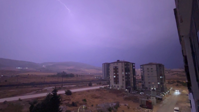Gaziantep'te 'şimşek fırtınası' geceyi gündüze çevirdi
Gecenin sessizliğini gök gürültüsü bozdu