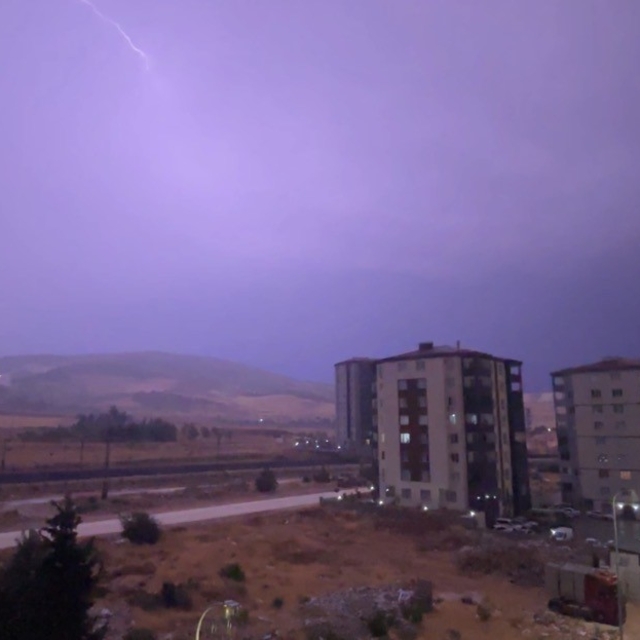 Gaziantep'te 'şimşek fırtınası' geceyi gündüze çevirdi
Gecenin sessizliğini...