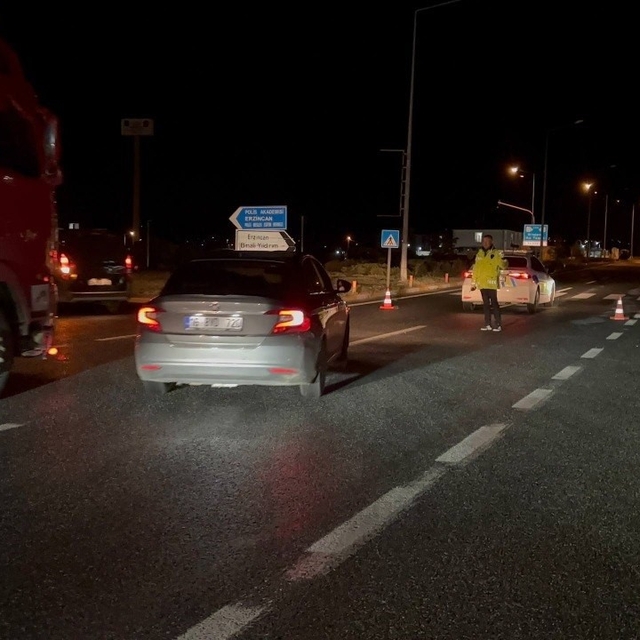 Heyelandan kapanan Erzincan-Sivas kara yolu yeniden ulaşıma açıldı