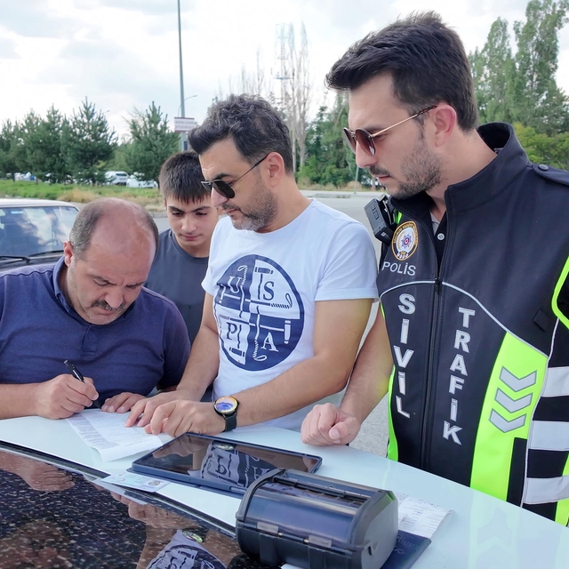 Uygulamadan çağırdığı korsan taksiciyi yakalattı, kendisine de ceza yazıldı