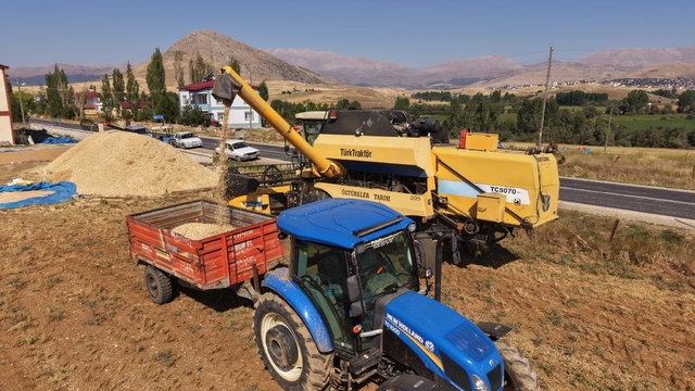 Nohut hasadı yüz güldürdü
Adana'nın Tufanbeyli ilçesinde nohut hasadı devam ederken, nohudun kilosunun 100 TL'den satılması üreticinin yüzünü güldürdü