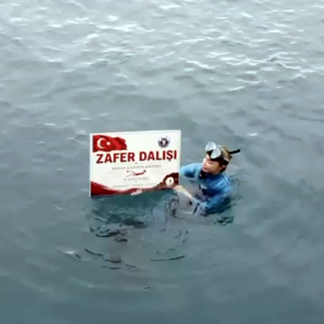 Şahika Ercümen, Karamağara Koyu'nda 'Zafer Dalışı' yaptı