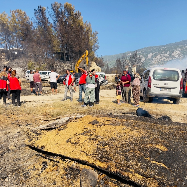 Seydikemer'de yangından etkilenen üreticiler yalnız bırakılmıyor
