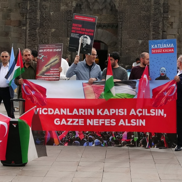 Sağlık çalışanları Gazze için yürüdü