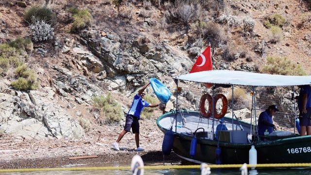 Yeşil ile mavinin buluştuğu koylardan 11 yılda 306 ton çöp toplandı