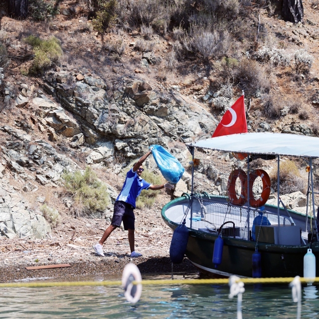 Yeşil ile mavinin buluştuğu koylardan 11 yılda 306 ton çöp toplandı