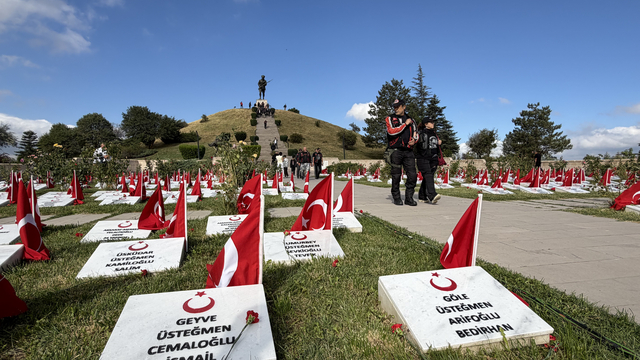 Dumlupınar Şehitliği'ne ziyaretçi akını