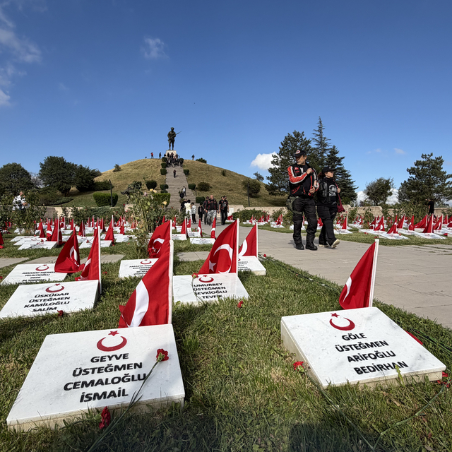 Dumlupınar Şehitliği'ne ziyaretçi akını