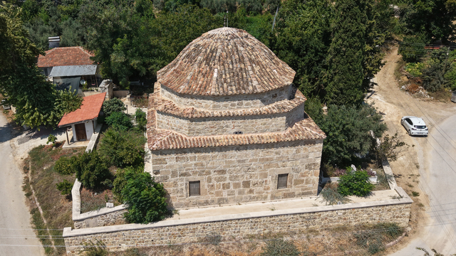 Perge'nin antik taşları, 200 yıllık caminin duvarlarında