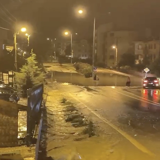 Kuvvetli sağanak ilçede su baskınlarına sebep oldu