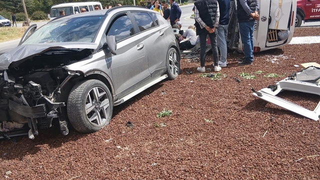 Otomobillerin çarpıştığı kazada 7 kişi yaralandı