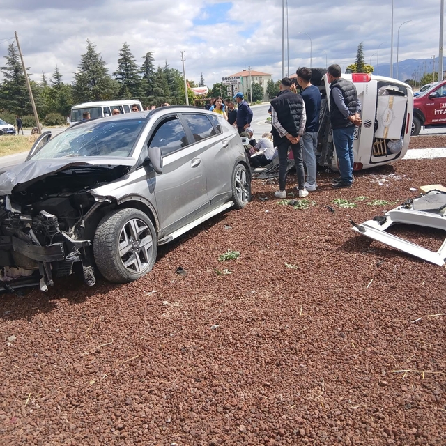 Otomobillerin çarpıştığı kazada 7 kişi yaralandı