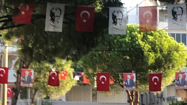 Ayvalık-Sarımsaklı'da Atatürk ve Cumhuriyet sevgisi sokağa taşıyor
Çamlı sokak sakinleri her 30 Ağustos'ta sokaklarını kendi imkânlarıyla bayram yerine çeviriyor